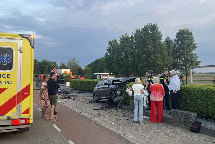 Automobilist verliest macht over het stuur en richt ravage aan