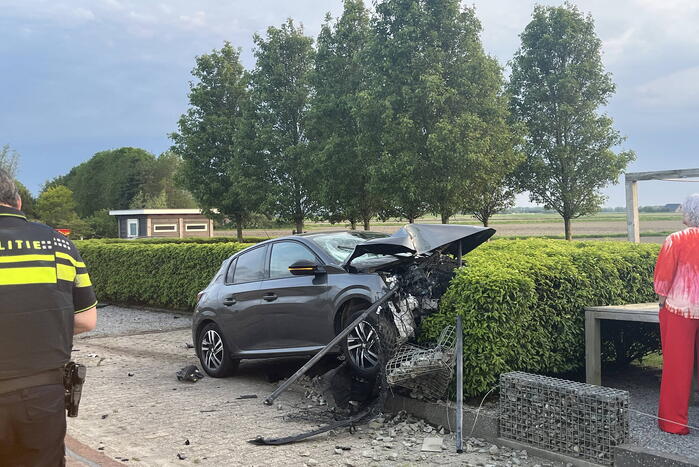 Automobilist verliest macht over het stuur en richt ravage aan