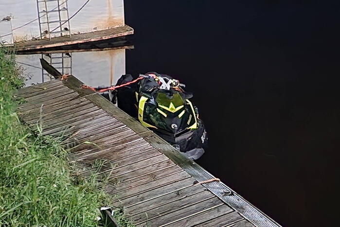 Opzittende waterscooter raakt zwaargewond