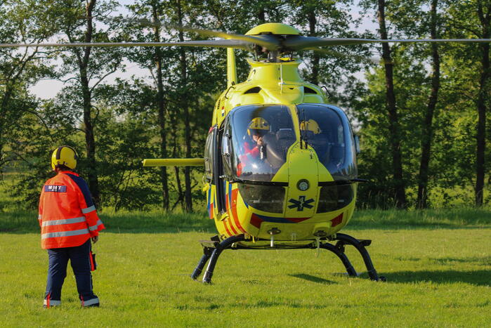 Traumahelikopter landt op voetbalveld