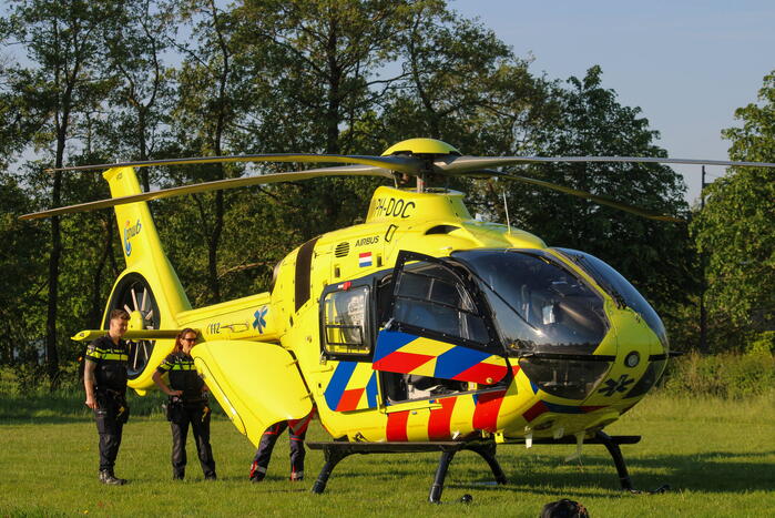 Traumahelikopter landt op voetbalveld