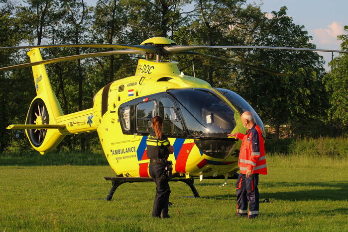 Traumahelikopter landt op voetbalveld