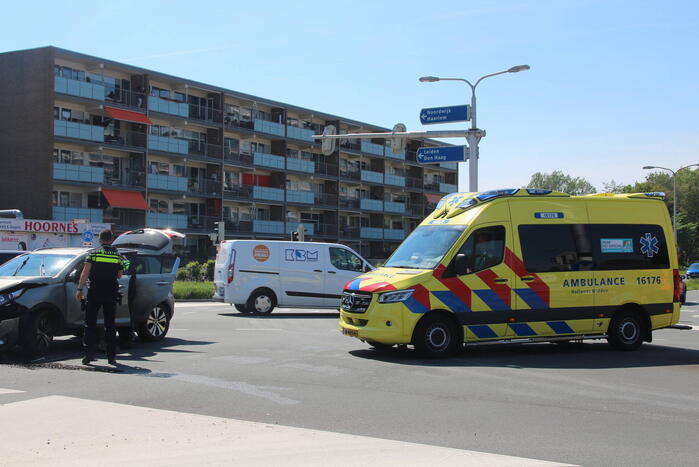 Twee personenwagens botsen op kruispunt