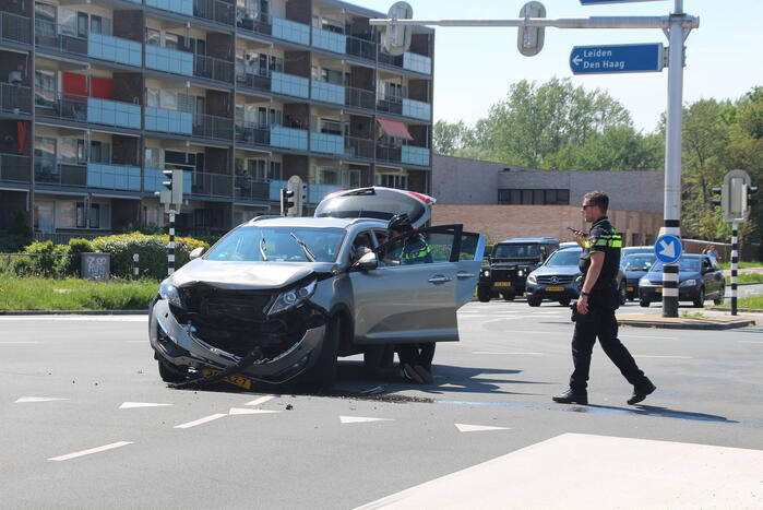 Twee personenwagens botsen op kruispunt