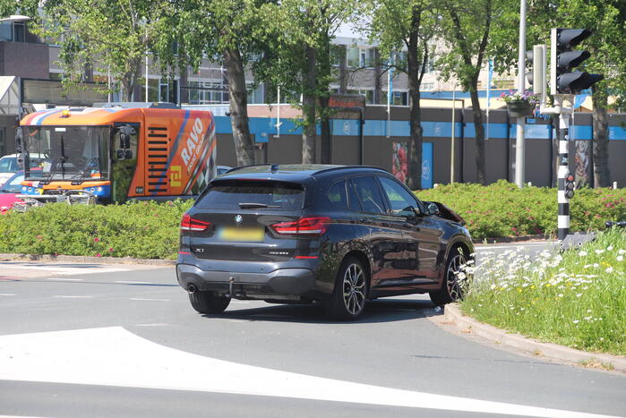 Twee personenwagens botsen op kruispunt