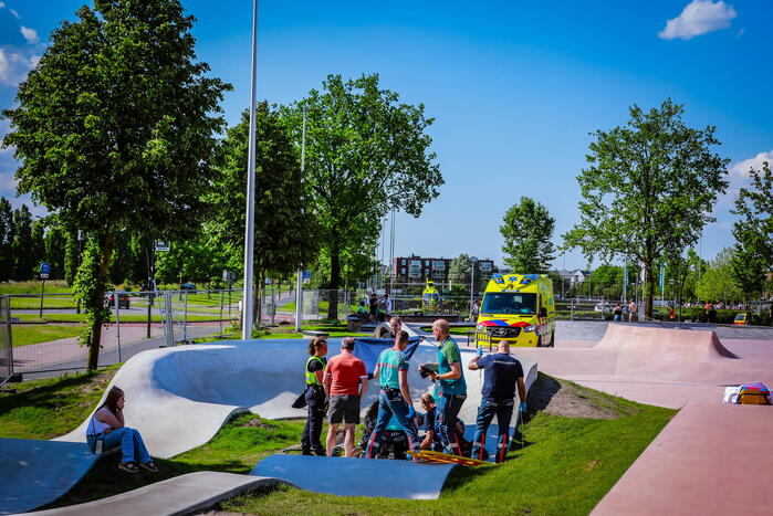 Kind zwaargewond na val op skatebaan