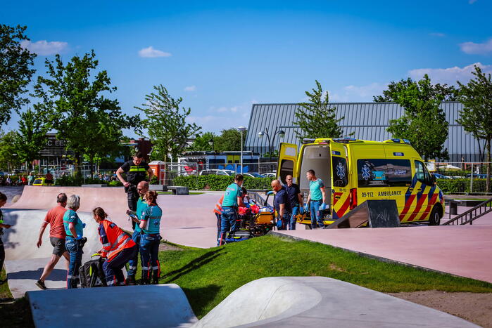 Kind zwaargewond na val op skatebaan