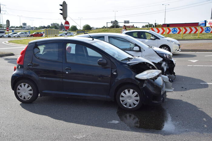 Auto's beschadigd na botsing op rotonde