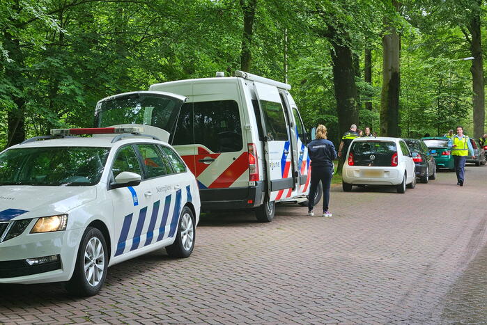 Automobilisten van de weg voor verkeerscontrole