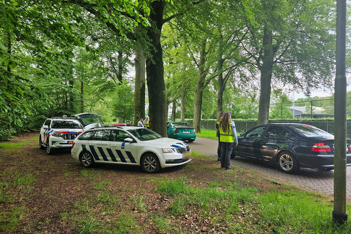 Automobilisten van de weg voor verkeerscontrole