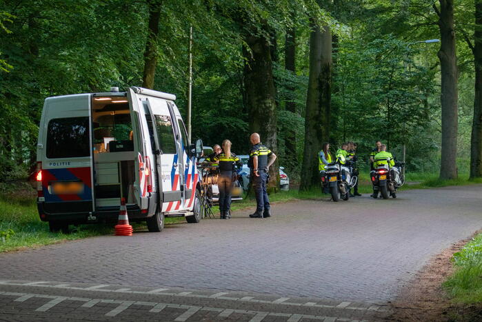 Automobilisten van de weg voor verkeerscontrole