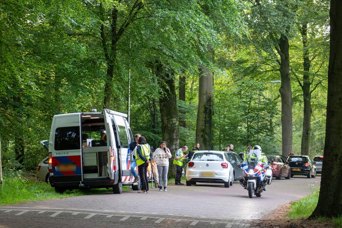 Automobilisten van de weg voor verkeerscontrole