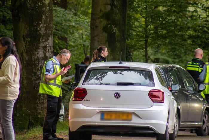 Automobilisten van de weg voor verkeerscontrole