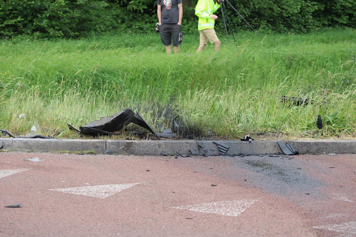 Bestelbus belandt in sloot na botsing met auto