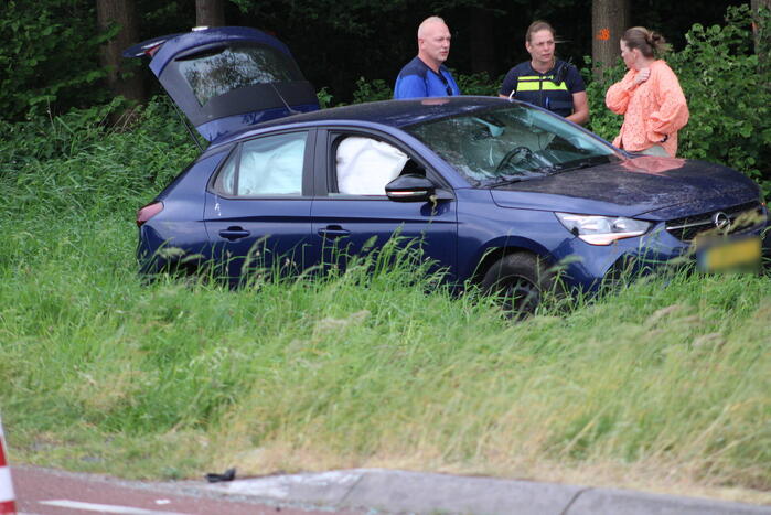 Bestelbus belandt in sloot na botsing met auto