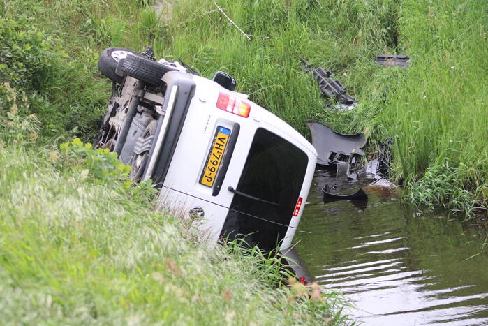 Bestelbus belandt in sloot na botsing met auto