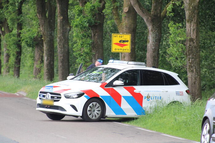 Bestelbus belandt in sloot na botsing met auto