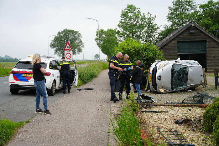 Automobilist ramt hekwerk en belandt op zijkant