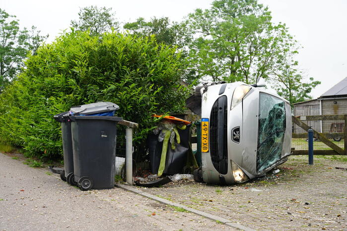 Automobilist ramt hekwerk en belandt op zijkant