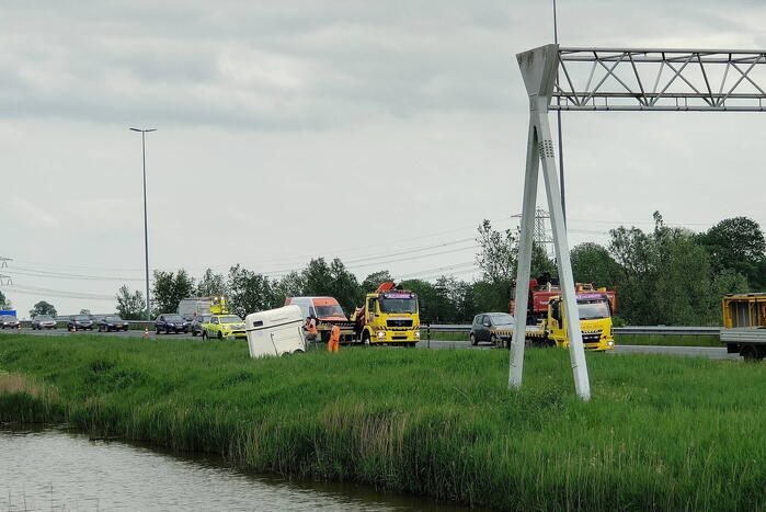 Paardentrailer belandt in sloot