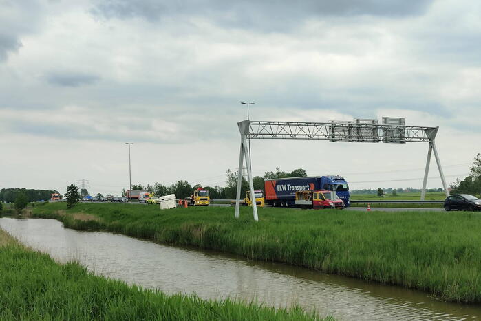 Paardentrailer belandt in sloot