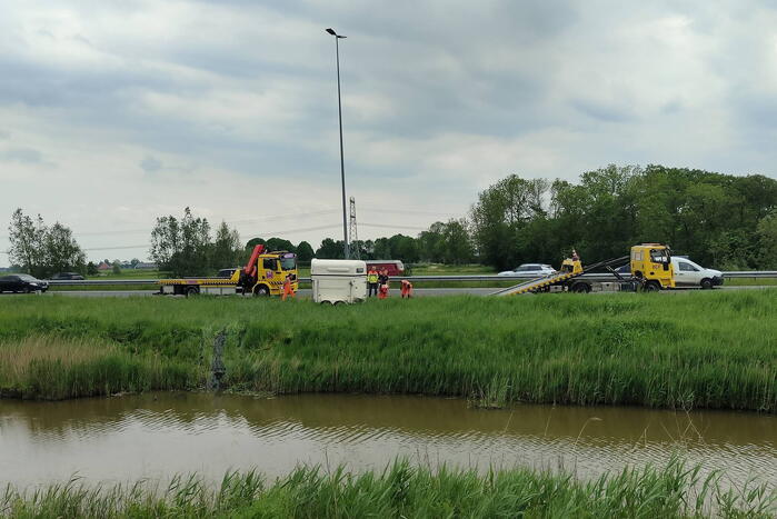 Paardentrailer belandt in sloot