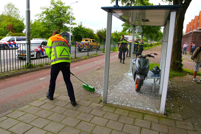 Scooterrijder rijdt tegen Bushokje en raakt gewond