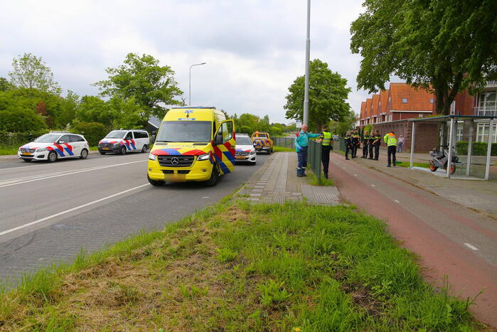 Scooterrijder rijdt tegen Bushokje en raakt gewond