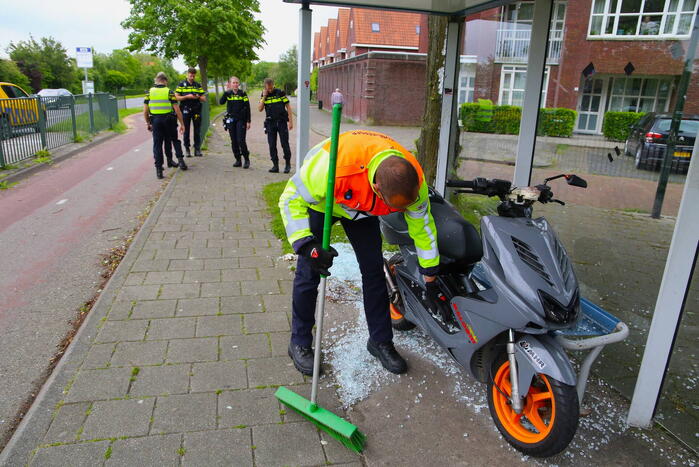 Scooterrijder rijdt tegen Bushokje en raakt gewond