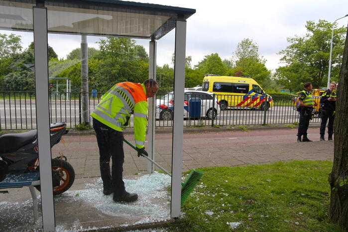 Scooterrijder rijdt tegen Bushokje en raakt gewond