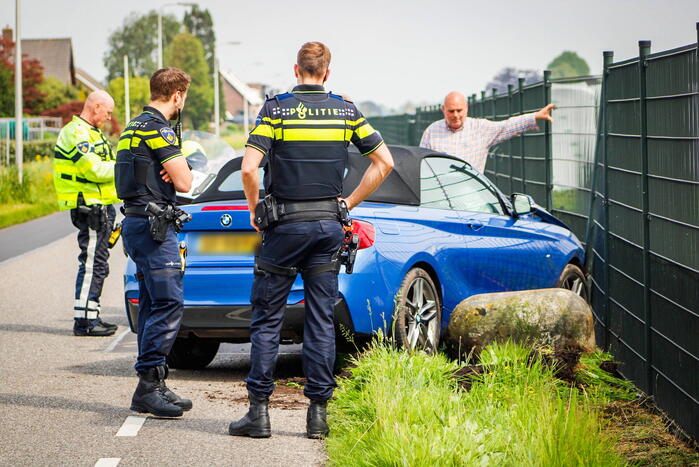 Automobilist raakt van de weg en botst op hek