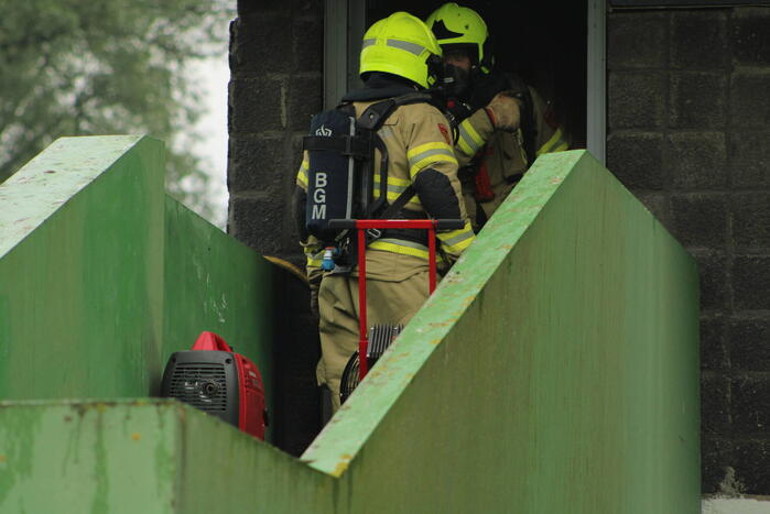 Brand in berging van flatgebouw