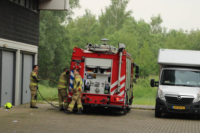 Brand in berging van flatgebouw