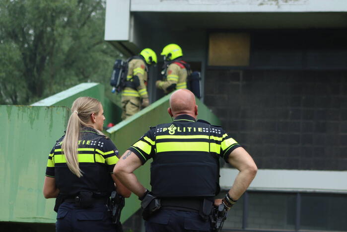 Brand in berging van flatgebouw