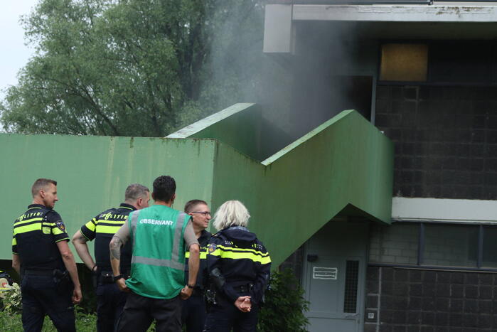 Brand in berging van flatgebouw