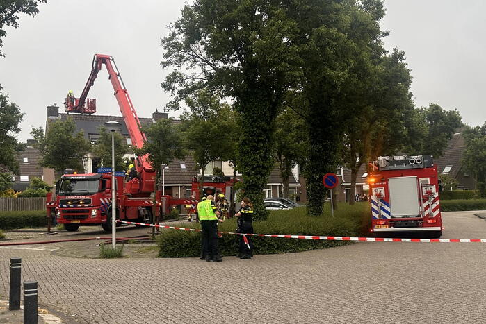 Brandweer blust uitslaande woningbrand