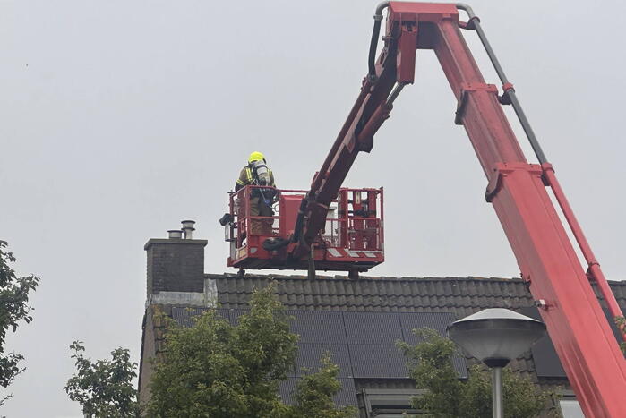 Brandweer blust uitslaande woningbrand