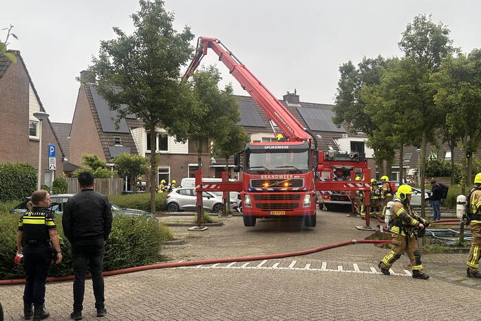 Brandweer blust uitslaande woningbrand