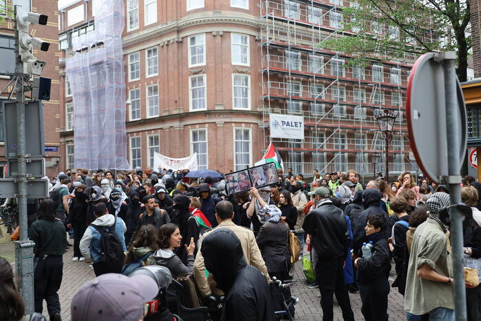 Ruim 200 pro-Palestina demonstranten dringen Stopera binnen