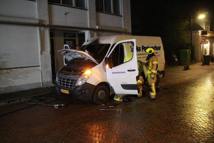 Voorkant bestelbus afgebrand