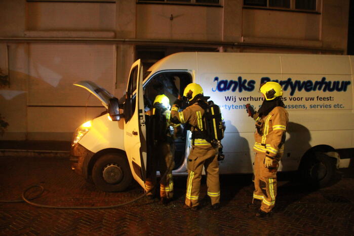 Voorkant bestelbus afgebrand