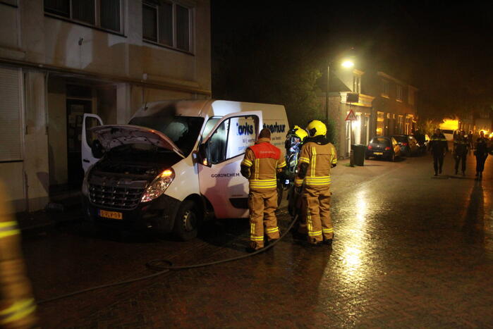 Voorkant bestelbus afgebrand