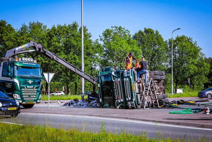 Vrachtwagen kantelt op rotonde