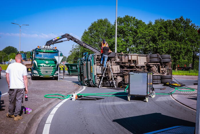 Vrachtwagen kantelt op rotonde