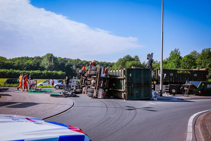 Vrachtwagen kantelt op rotonde