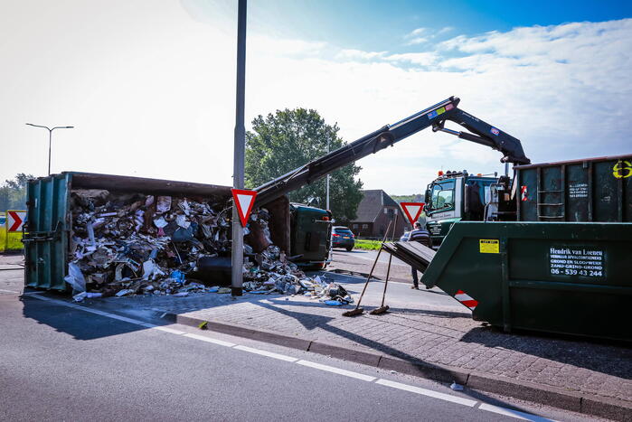 Vrachtwagen kantelt op rotonde