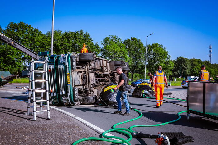 Vrachtwagen kantelt op rotonde