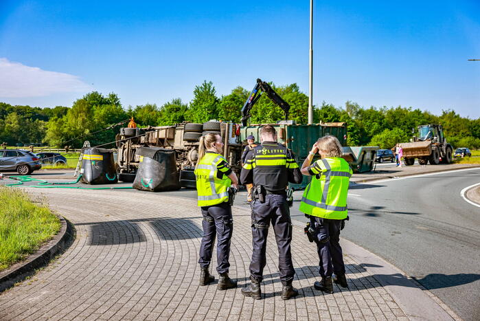 Vrachtwagen kantelt op rotonde