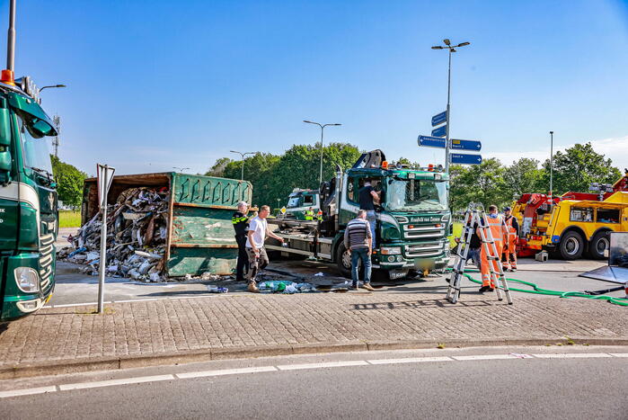 Vrachtwagen kantelt op rotonde