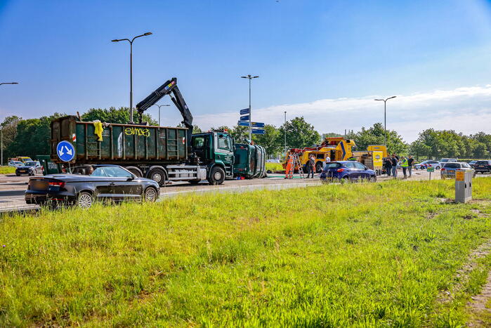 Vrachtwagen kantelt op rotonde